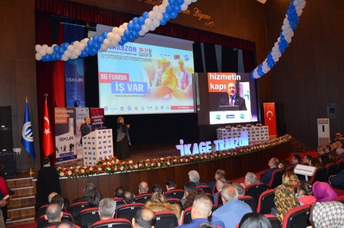 Türkiye’de her yıl iş piyasasına 900 bin yeni genç giriyor