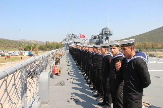 Foça’da TCG Ertuğrul Gemisine hüzünlü veda