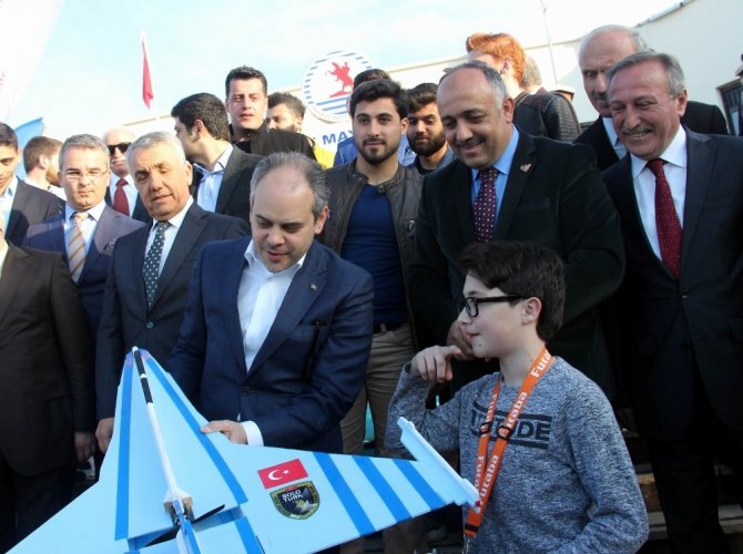 Bakan Kılıç, Türkiye’nin en genç İHA pilotunu izledi