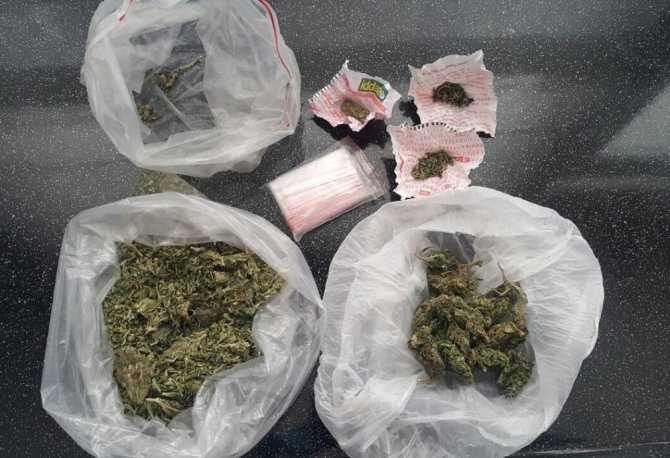 İzmir’de uyuşturucu satanlara operasyon: 2 kişi tutuklandı