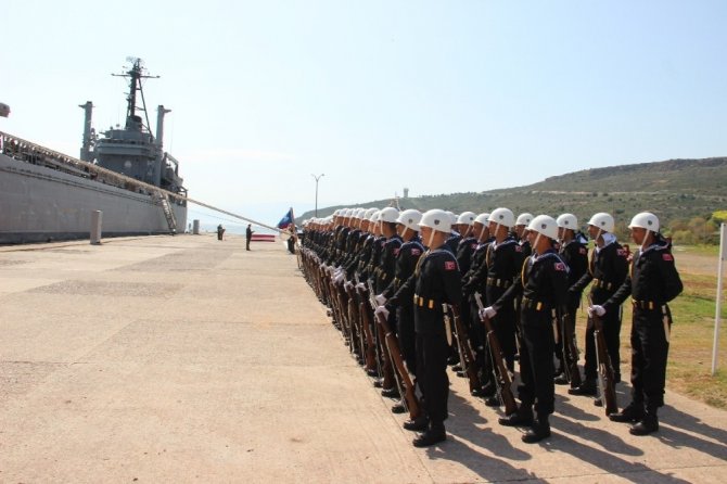 Foça’da TCG Ertuğrul Gemisine hüzünlü veda