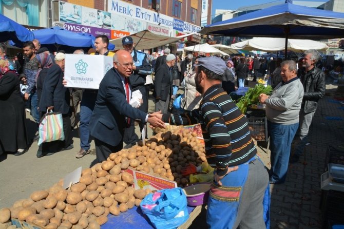 Başkan Eşkinat Regaip Kandili dolayısıyla Perşembe pazarında kandil simidi dağıttı