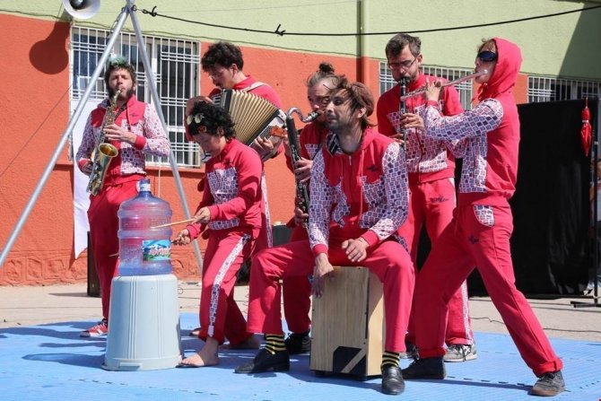 Suriyeli ve Türk öğrencilerin uyumu için sirk gösterisi düzenlendi