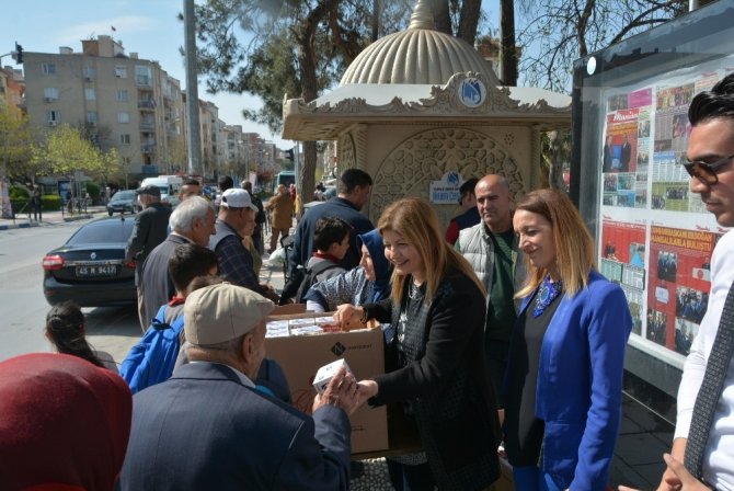Başkan Çerçi’den vatandaşa şerbet ve simit ikramı