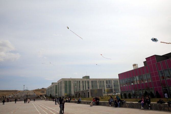 Çankırı’da Üniversite öğrencileri uçurtma şenliği düzenledi.