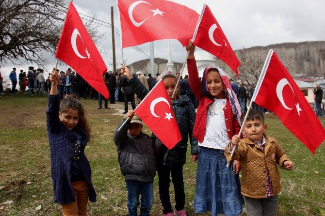 Bingöl’de köy girişine dev Türk bayrağı asıldı