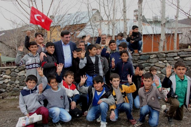 Bingöl’de köy girişine dev Türk bayrağı asıldı