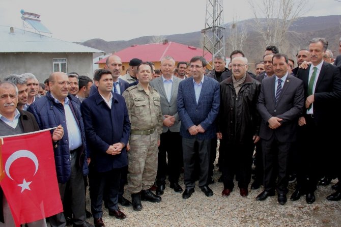 Bingöl’de köy girişine dev Türk bayrağı asıldı