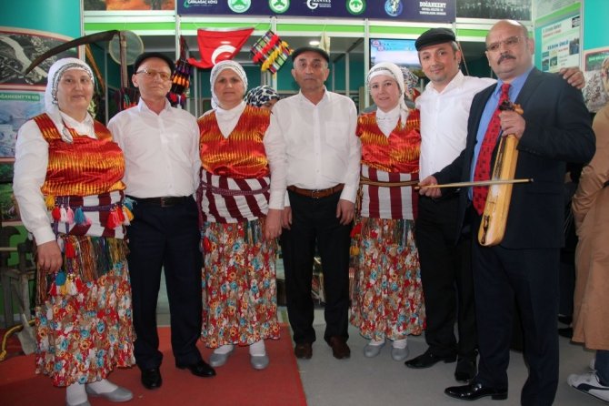 Kemençe eşliğinde Giresun defilesi