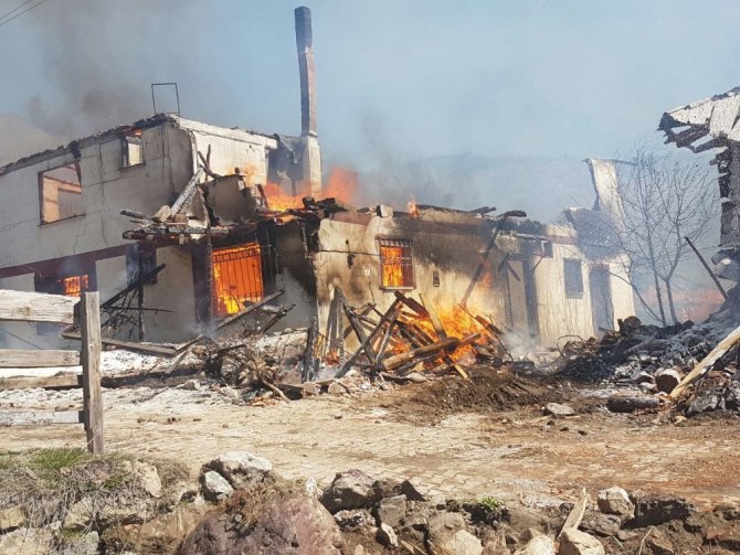 Çankırı’da köy yangını: İlk belirlemelere göre 25 ev yandı