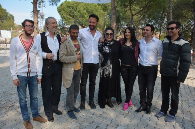 Ünlü şarkıcı İzel kilo alma nedenini açıkladı