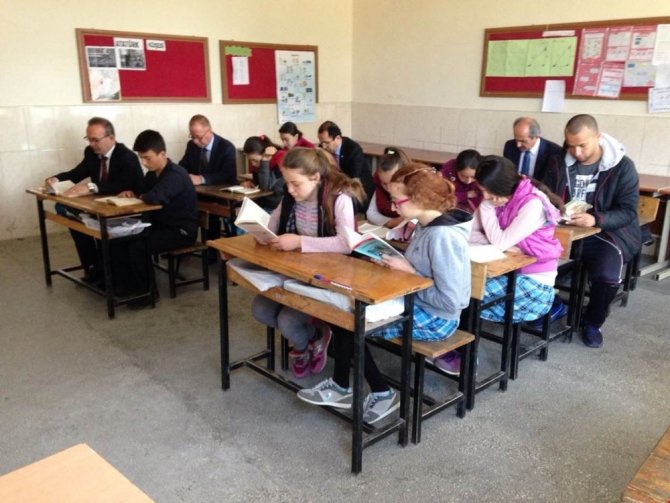 Burhaniye’ de Kaymakam Öner okul ziyaretlerine devam ediyor