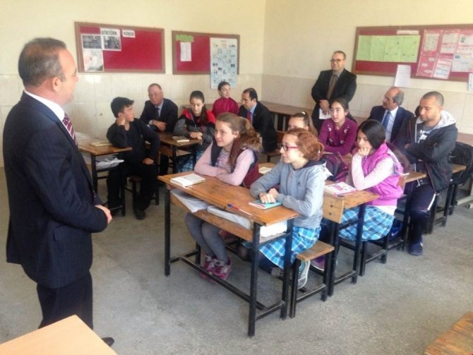 Burhaniye’ de Kaymakam Öner okul ziyaretlerine devam ediyor