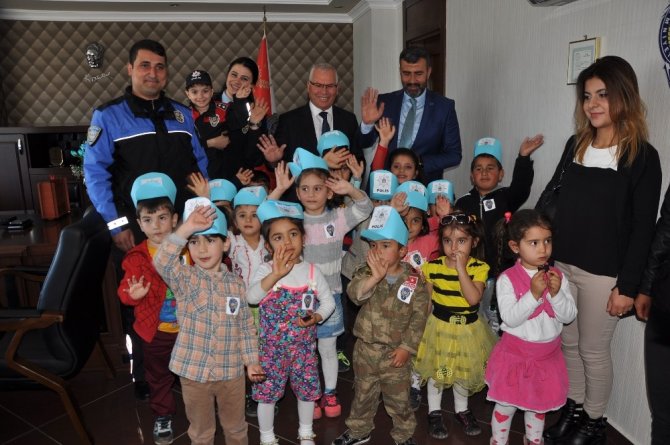 Emniyeti ziyaret eden minikler şiirleriyle coştu, coşturdu