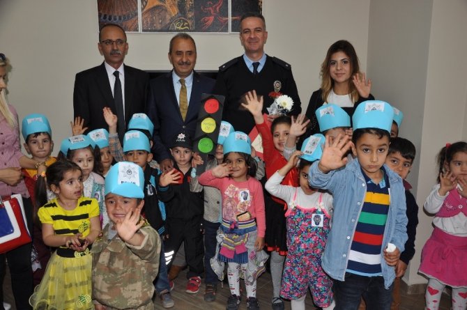 Emniyeti ziyaret eden minikler şiirleriyle coştu, coşturdu