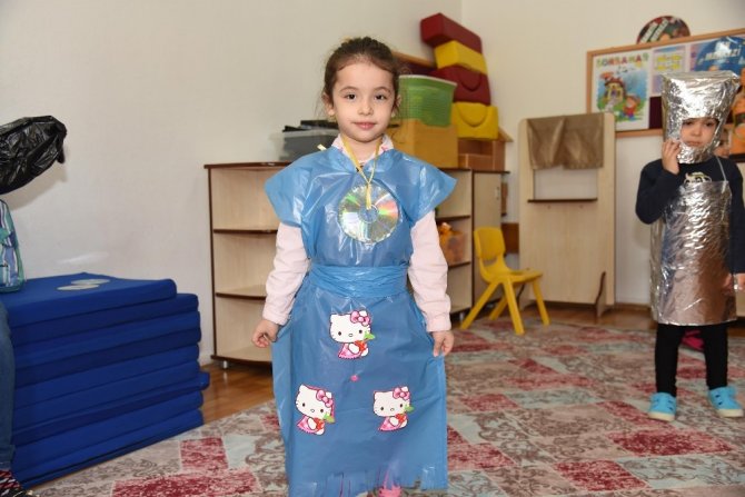 Çöp poşetinden etek, folyodan astronot kıyafeti yaptılar
