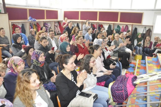 Çöp poşetinden etek, folyodan astronot kıyafeti yaptılar