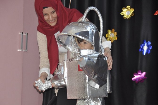Çöp poşetinden etek, folyodan astronot kıyafeti yaptılar