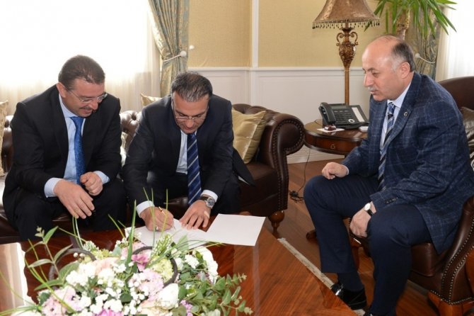 Erzurum’da hayırsever iş adamı Hüsamettin Yavuz tarafından yaptırılacak okulun protokolü imzalandı