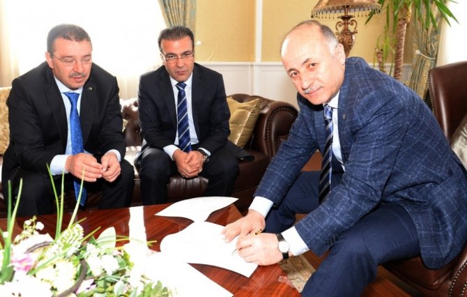 Erzurum’da hayırsever iş adamı Hüsamettin Yavuz tarafından yaptırılacak okulun protokolü imzalandı