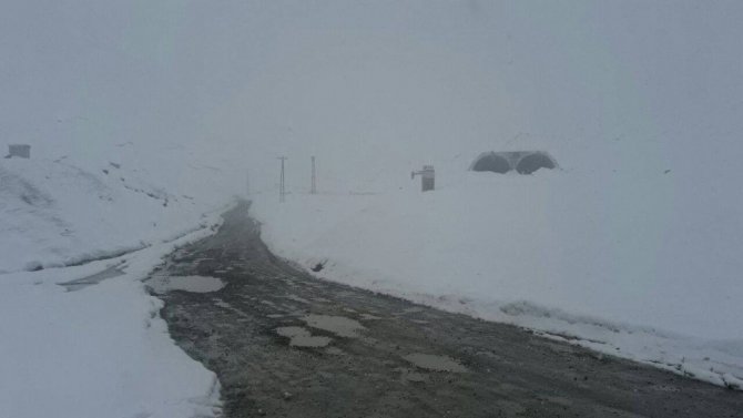 Rize-Erzurum karayolu Ovit Geçidi kar nedeniyle yeniden ulaşıma kapandı