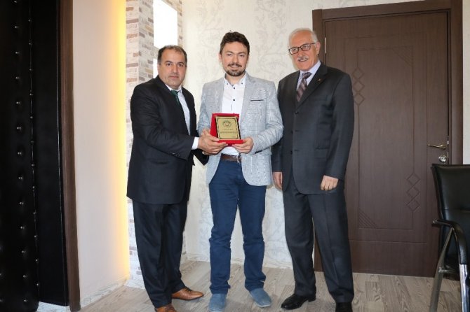 Dölek’ten başarılı doktorlara plaket