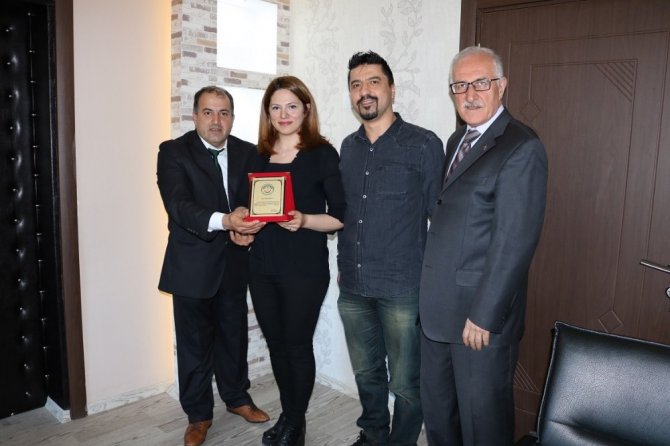 Dölek’ten başarılı doktorlara plaket