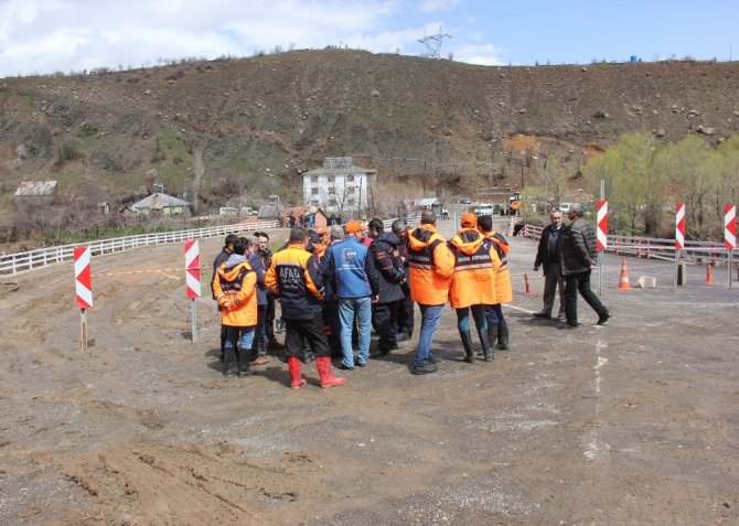 AK Parti Genel Başkan Yardımcısı Yılmaz selden etkilenen bölgede inceleme yaptı