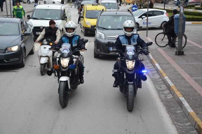 Pistin tozunu, işportacıların nefesini kesiyorlar