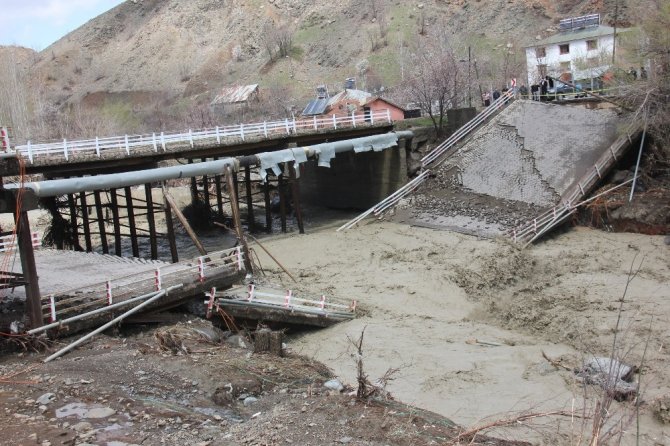 Bingöl’de selde hasar gören köprü çöktü