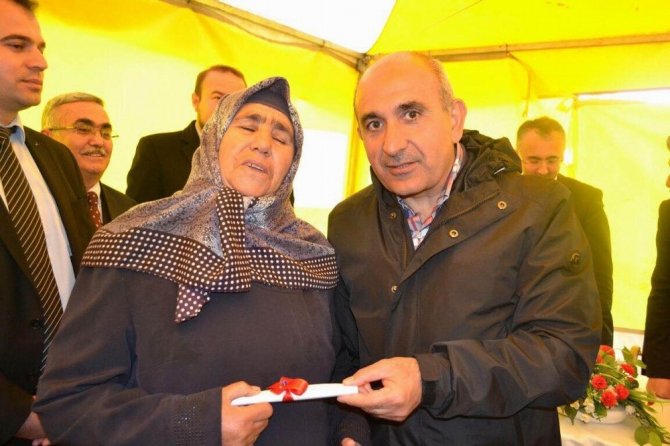 Yeşiloba köyünde tapu dağıtım töreni yapıldı