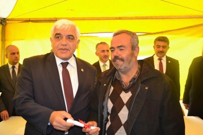 Yeşiloba köyünde tapu dağıtım töreni yapıldı