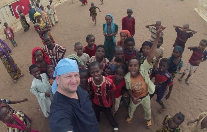 Afrika’da Türk hekimleri 780 çocuğu sünnet etti