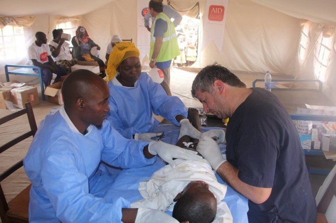 Afrika’da Türk hekimleri 780 çocuğu sünnet etti