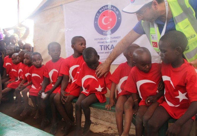 Afrika’da Türk hekimleri 780 çocuğu sünnet etti