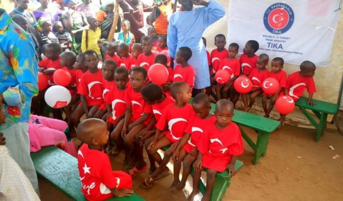 Afrika’da Türk hekimleri 780 çocuğu sünnet etti