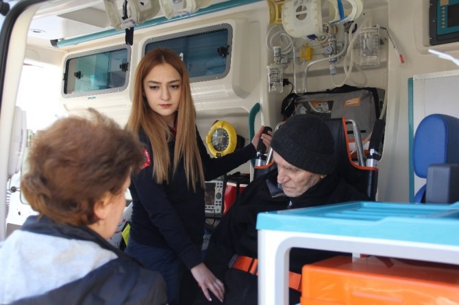 Artvin’de 82 yaşındaki felç hastası oy kullanmaya ambulansla getirildi