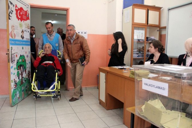 72 yaşındaki hasta vatandaş oy kullanmaya ambulansla geldi