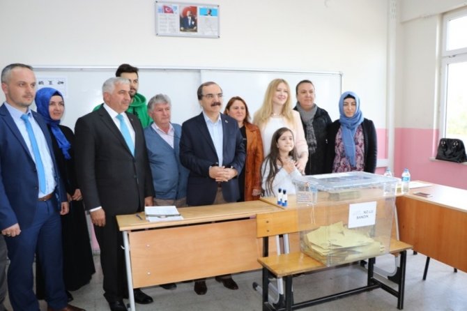 Vali Coş eşiyle birlikte oy kullandı