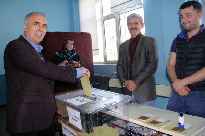 Giresun’da Vali ve Belediye Başkanı oylarını kullandı