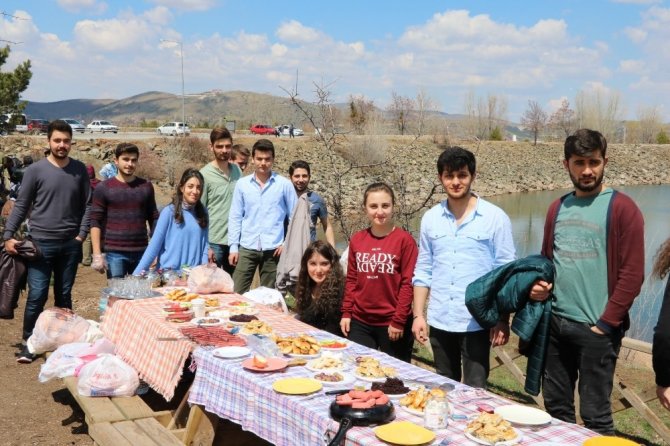 Yozgat’ta oyunu kullanan vatandaşlar piknik alanlarına akın etti