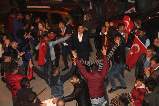 Ardahan’da davullu zurnalı referandum kutlaması