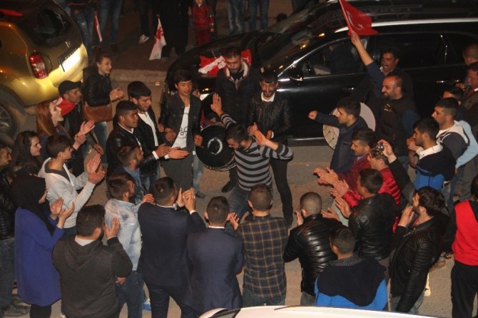 Ardahan’da davullu zurnalı referandum kutlaması