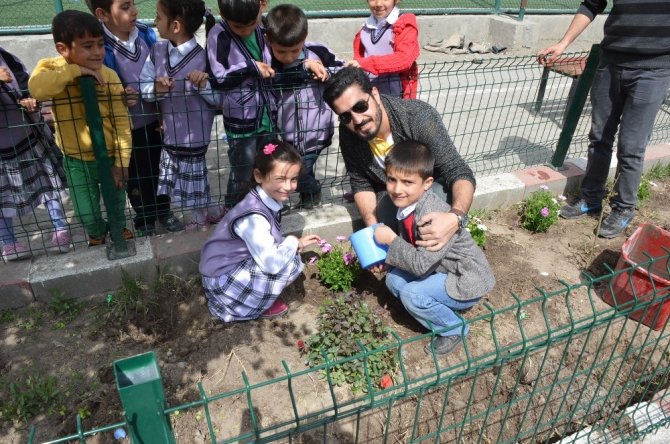 Iğdır’da Okul bahçesi çiçek bahçesi oldu