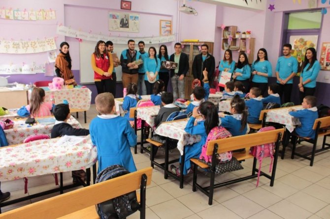 Köy okuluna kütüphane projesi