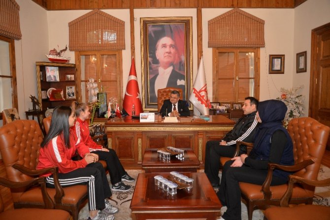 Bilecik Belediye Başkanı Selim Yağcı başarılı sporcuları ağırladı