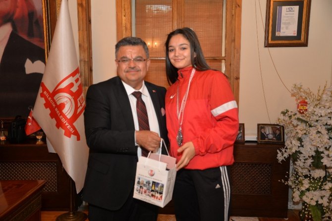 Bilecik Belediye Başkanı Selim Yağcı başarılı sporcuları ağırladı
