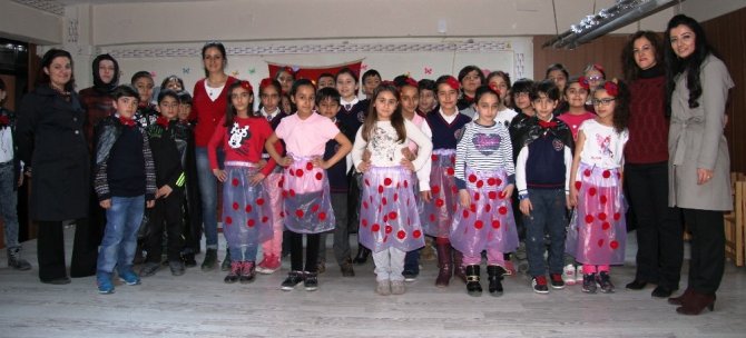 Çöp poşetleriyle 23 Nisan’a hazırlanıyorlar