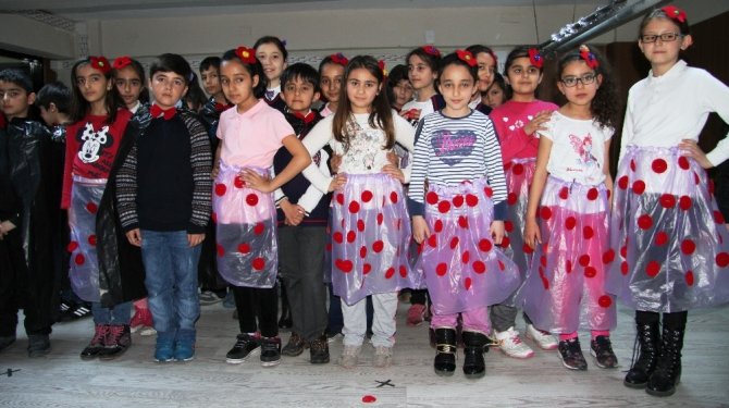 Çöp poşetleriyle 23 Nisan’a hazırlanıyorlar