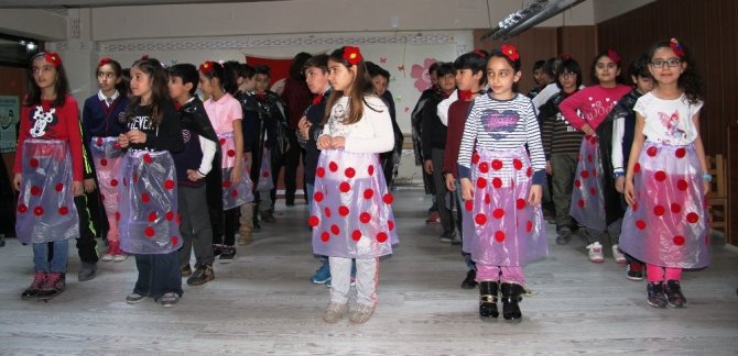 Çöp poşetleriyle 23 Nisan’a hazırlanıyorlar